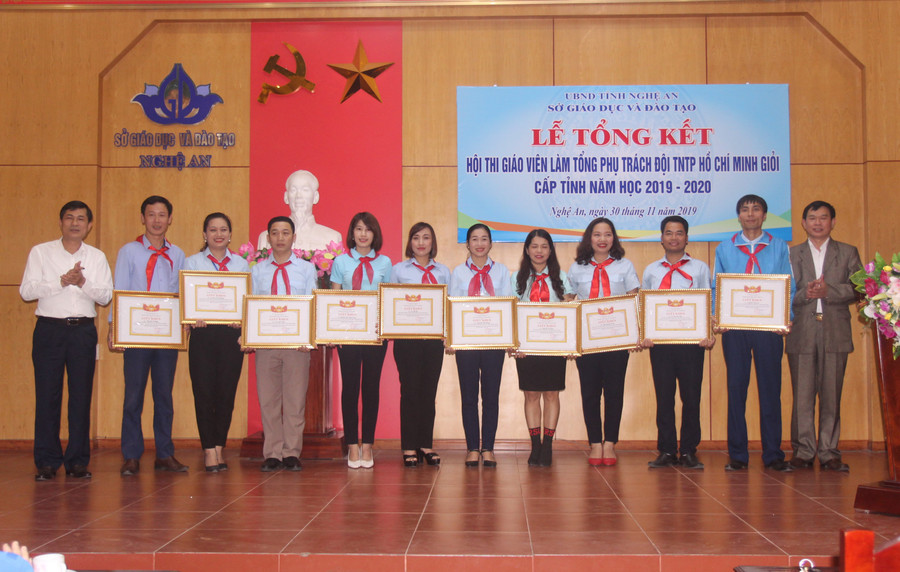 Lãnh đạo Sở GD&ĐT Nghệ An trao giấy khen cho 10 cá nhân xuất sắc tại hội thi Lãnh đạo Sở GD&ĐT Nghệ An trao giấy khen cho 10 cá nhân xuất sắc tại hội thi