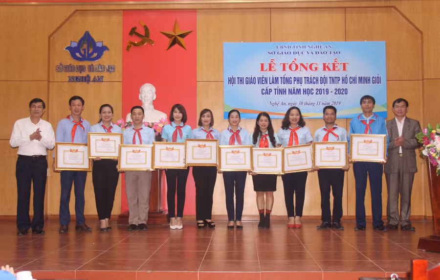 Lãnh đạo Sở GD&ĐT Nghệ An trao giấy khen cho 10 cá nhân xuất sắc tại hội thi