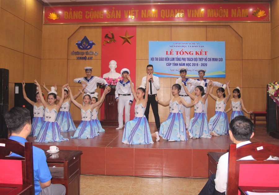 Tiết mục thi năng khiếu của GV - Tổng phụ trách đội