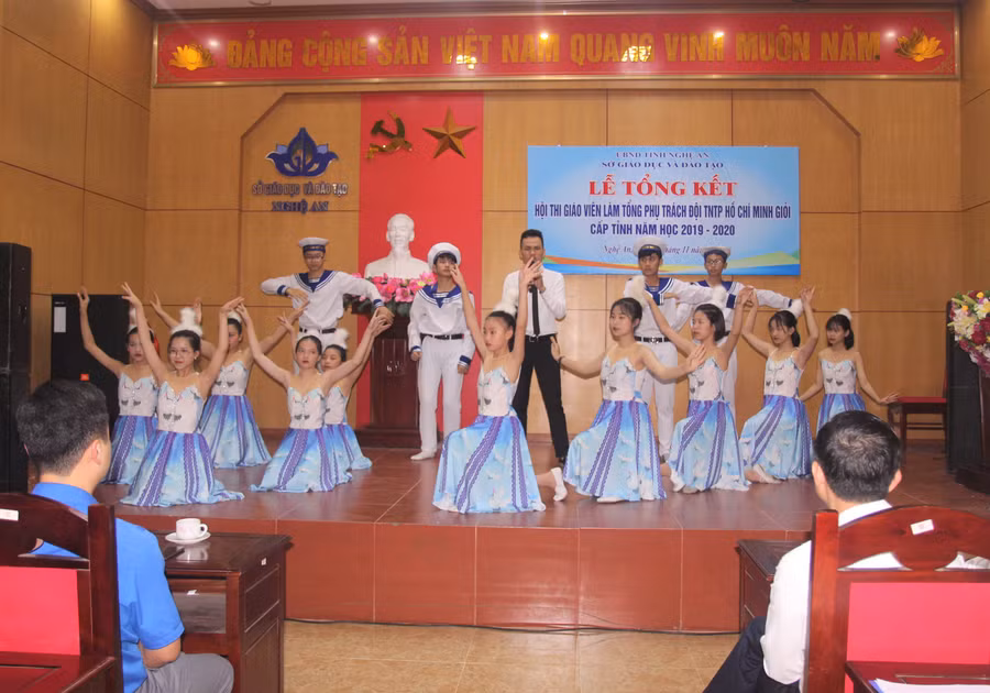 Tiết mục thi năng khiếu của GV - Tổng phụ trách đội