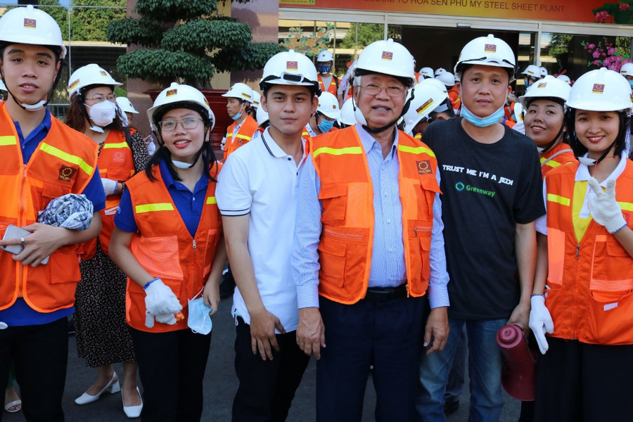TS Mai Xuân Thiệu cùng với sinh viên chuyên ngành Logistics Đại học Bà Rịa - Vũng Tàu TS Mai Xuân Thiệu cùng với sinh viên chuyên ngành Logistics Đại học Bà Rịa - Vũng Tàu