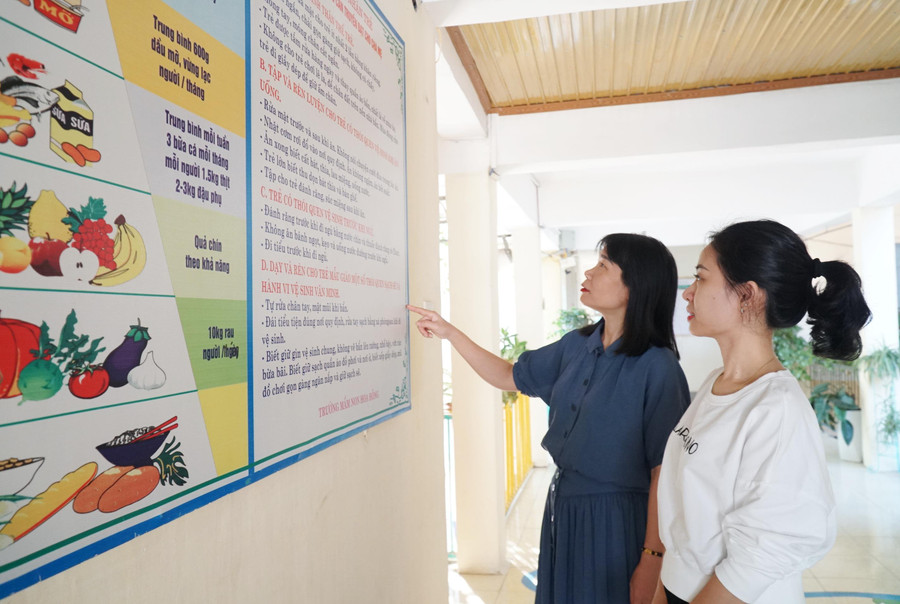 Vấn đề vệ sinh, dinh dưỡng bữa ăn được trường mầm non chú trọng để đảm bảo sức khỏe và an toàn cho trẻ khi đi học. Vấn đề vệ sinh, dinh dưỡng bữa ăn được trường mầm non chú trọng để đảm bảo sức khỏe và an toàn cho trẻ khi đi học.