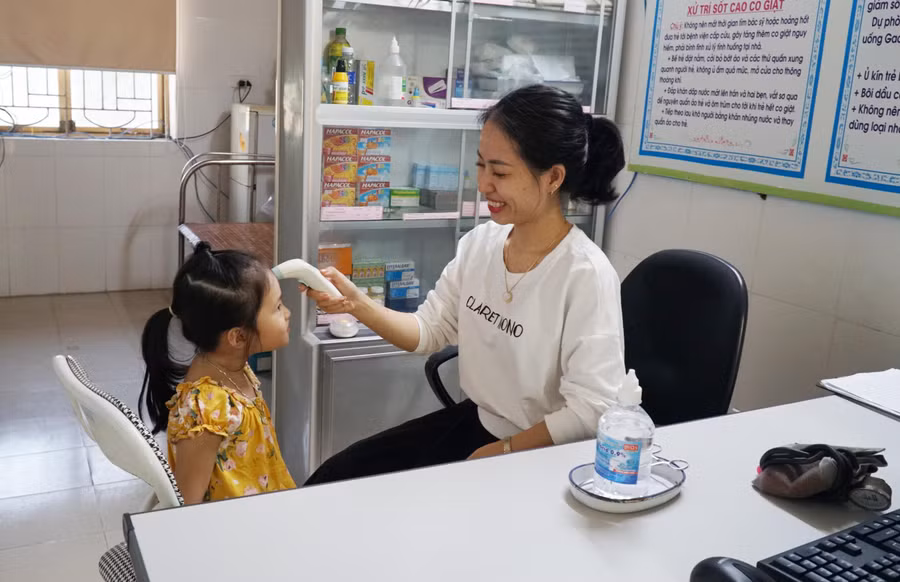 Trường Mầm non Hoa Hồng (phường quang Trung, TP Vinh, Nghệ An) định kỳ tổ chức kiểm tra sức khỏe, đo chiều cao cân nặng cho trẻ.