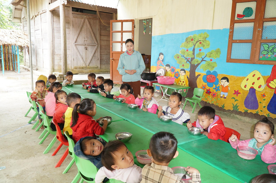 Bữa ăn xế của trẻ mầm non tại điểm bản Chà Lâng, xã Hữu KHuông, huyện Tương Dương, Nghệ An. Bữa ăn xế của trẻ mầm non tại điểm bản Chà Lâng, xã Hữu KHuông, huyện Tương Dương, Nghệ An.