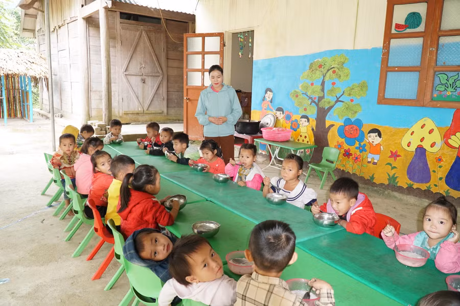 Bữa ăn xế của trẻ mầm non tại điểm bản Chà Lâng, xã Hữu KHuông, huyện Tương Dương, Nghệ An.