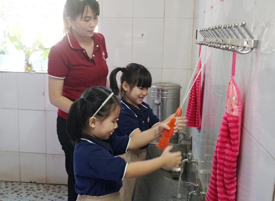 Cô giáo hướng dẫn trẻ rửa tay sạch sẽ trước và sau bữa ăn tại Trường Mầm non Hoa Hồng. Cô giáo hướng dẫn trẻ rửa tay sạch sẽ trước và sau bữa ăn tại Trường Mầm non Hoa Hồng.