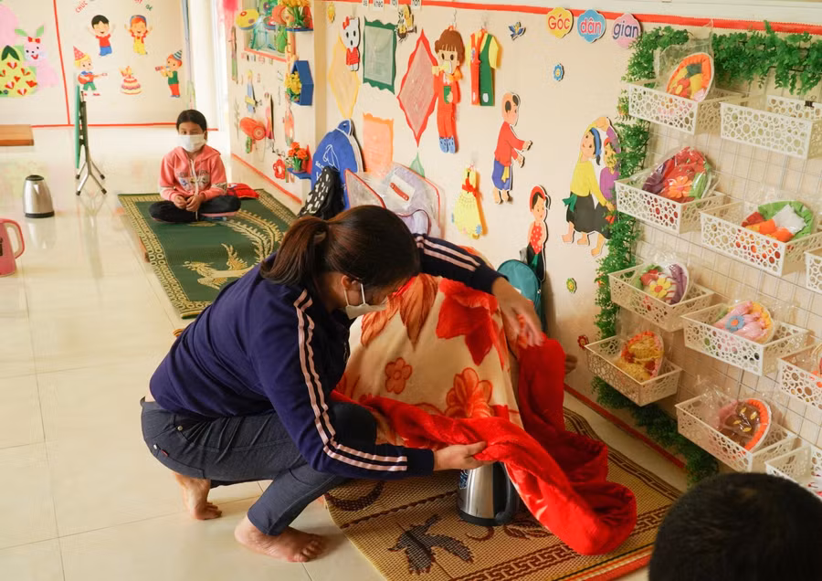 Cô Hà Thị Dung thường xuyên nấu nước xông cho học trò để phòng dịch bệnh trong thời gian cách ly.