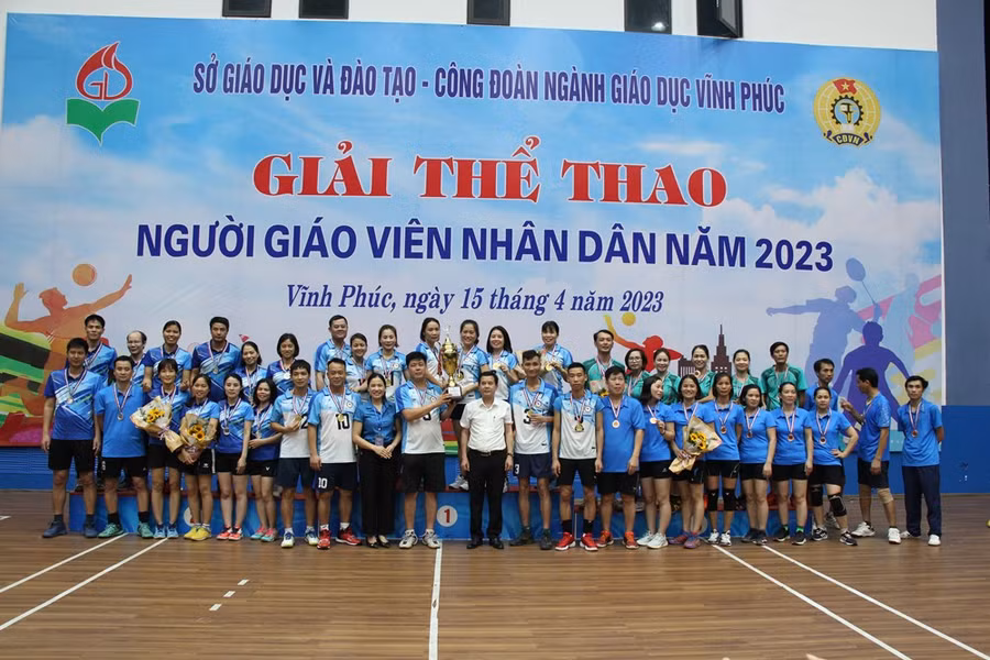 Trao Cúp và Huy chương Vàng, Bạc, Đồng cho các đội Bóng chuyền.