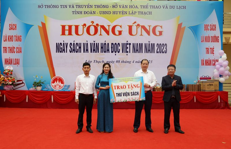 Trao tặng Thư viện sách cho Trường THCS Hoa Sơn Trao tặng Thư viện sách cho Trường THCS Hoa Sơn