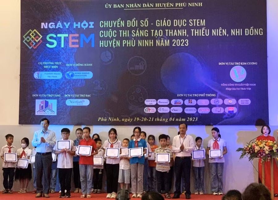 Ban tổ chức khen thưởng cho các học sinh có thành tích xuất sắc