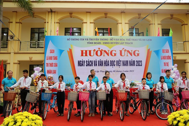 Ban tổ chức trao tặng xe đạp cho học sinh có hoàn cảnh khó khăn. Ban tổ chức trao tặng xe đạp cho học sinh có hoàn cảnh khó khăn.