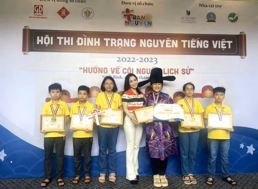 Cô giáo Trần Thị Ánh Nguyệt - Hiệu trưởng trường Tiểu học Đinh Tiên Hoàng, TP Việt Trì chụp ảnh cùng 6 học sinh của nhà trường đạt giải