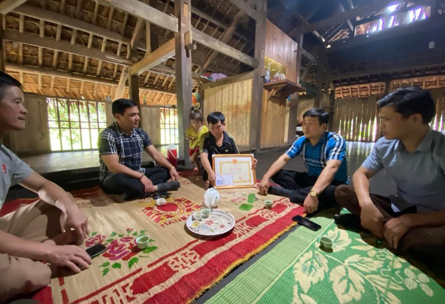 Lãnh đạo xã Phú Linh trao tặng giấy khen cho anh Nguyễn Văn Hội