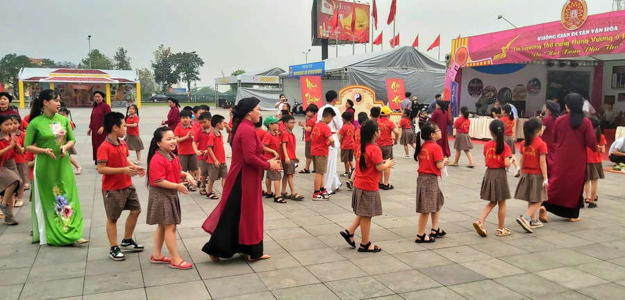 Học sinh Trường Tiểu học Thọ Sơn tham gia Hát Xoan