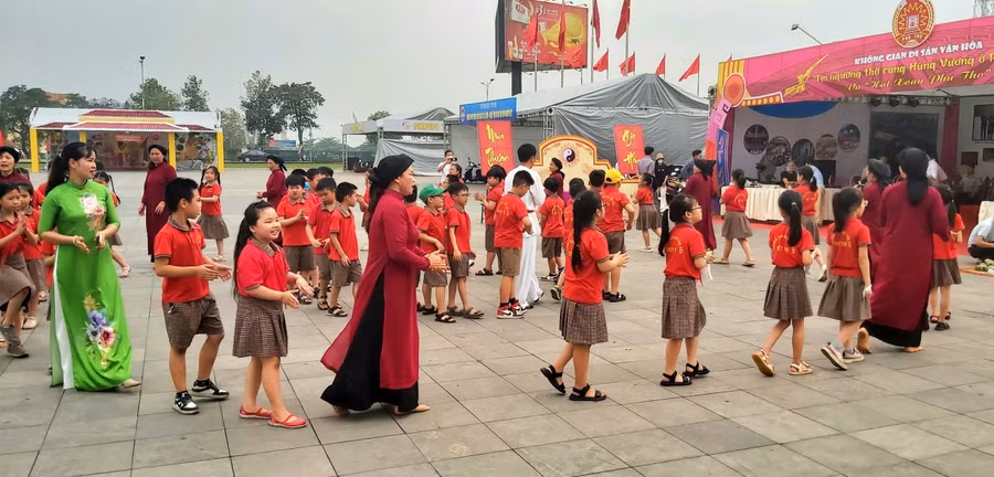 Học sinh Trường Tiểu học Thọ Sơn tham gia Hát Xoan