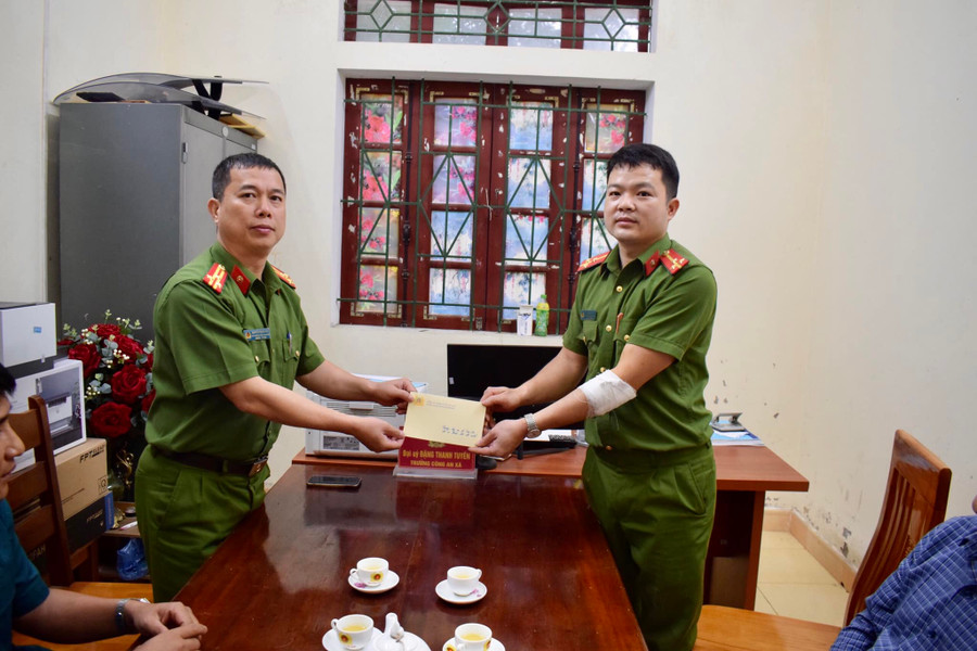 Công an huyện Sơn Dương khen thưởng thượng úy Quang Ngọc Sĩ Công an huyện Sơn Dương khen thưởng thượng úy Quang Ngọc Sĩ