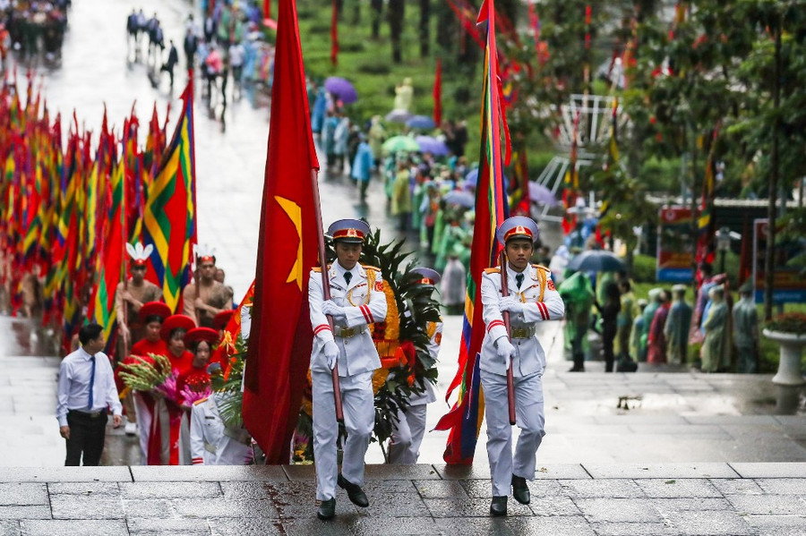 Khối nghi thức xuất phát từ sân trung tâm lễ hội Khối nghi thức xuất phát từ sân trung tâm lễ hội