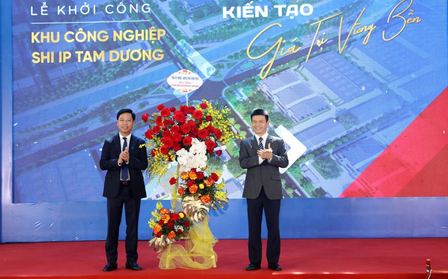 Ông Vũ Chí Giang (bìa phải) tặng hoa chúc mừng Tập đoàn Sơn Hà nhân dịp dự án khởi công