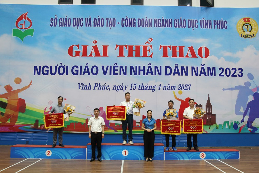 Ban tổ chức trao các giải Nhất, Nhì, Ba toàn đoàn. Ban tổ chức trao các giải Nhất, Nhì, Ba toàn đoàn.