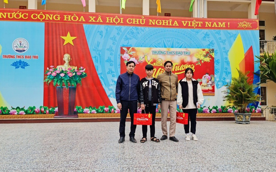 Lãnh đạo Trường THCS Đạo Trù động viên 2 học sinh có thành tích xuất sắc Lãnh đạo Trường THCS Đạo Trù động viên 2 học sinh có thành tích xuất sắc