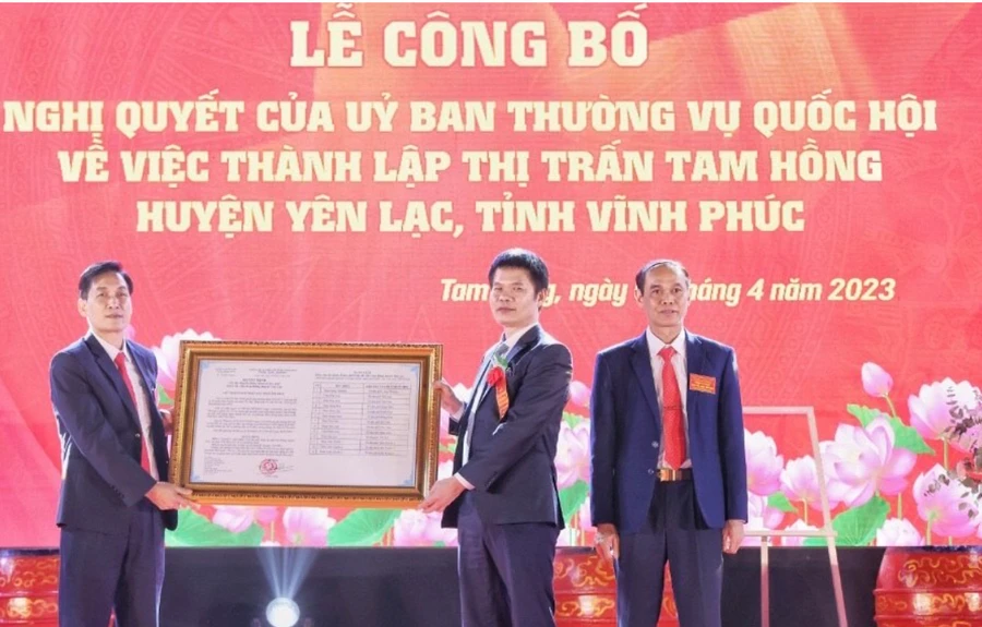 Phó Chủ tịch UBND tỉnh Vĩnh Phúc Nguyễn Văn Khước trao Quyết định về việc đổi tên các thôn thành tổ dân phố tại thị trấn Tam Hồng. Ảnh: Trà Hương