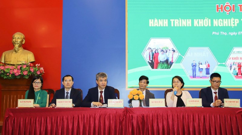 Các đại biểu và diễn giả tham gia chương trình. Ảnh: Trà My