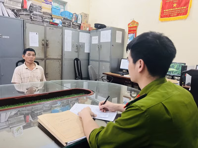 Công an huyện Tam Đảo lấy lời khai đối tượng Hoàng Vòng Tư. Ảnh: Minh Hiền