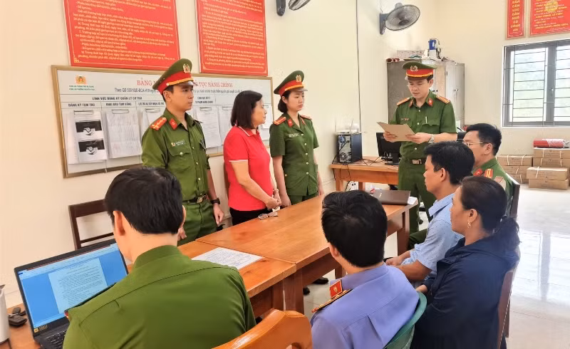 Cơ quan điều tra công bố các quyết định khởi tố vụ án, khởi tố bị can. Ảnh: Công an Hà Giang 