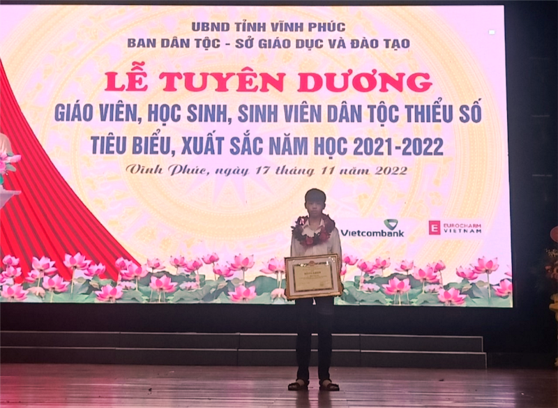 Sơn là người đại diện dân tộc Thổ được vinh danh trong Lễ tuyên dương giáo viên, học sinh, sinh viên dân tộc thiểu số tiêu biểu, xuất sắc năm học 2021 -2022 của tỉnh Vĩnh Phúc Sơn là người đại diện dân tộc Thổ được vinh danh trong Lễ tuyên dương giáo viên, học sinh, sinh viên dân tộc thiểu số tiêu biểu, xuất sắc năm học 2021 -2022 của tỉnh Vĩnh Phúc