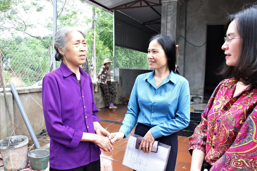 Mẹ chồng cô Huyền (bìa trái) gửi lời cám ơn tới Công đoàn ngành Giáo dục Vĩnh Phúc Mẹ chồng cô Huyền (bìa trái) gửi lời cám ơn tới Công đoàn ngành Giáo dục Vĩnh Phúc