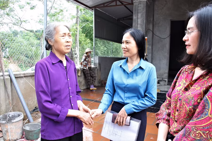 Mẹ chồng cô Huyền (bìa trái) gửi lời cám ơn tới Công đoàn ngành Giáo dục Vĩnh Phúc