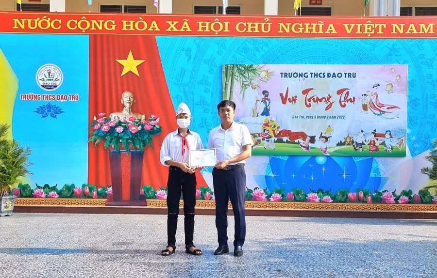 Em Đinh Công Sơn nhận phần thưởng động viên từ Hiệu trưởng Lê Mạnh Quỳnh