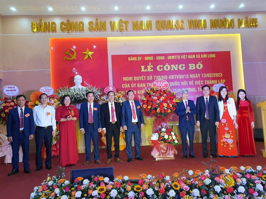 Lãnh đạo huyện Tam Dương tặng hoa chúc mừng thị trấn Kim Long. Ảnh: Kim Ly Lãnh đạo huyện Tam Dương tặng hoa chúc mừng thị trấn Kim Long. Ảnh: Kim Ly