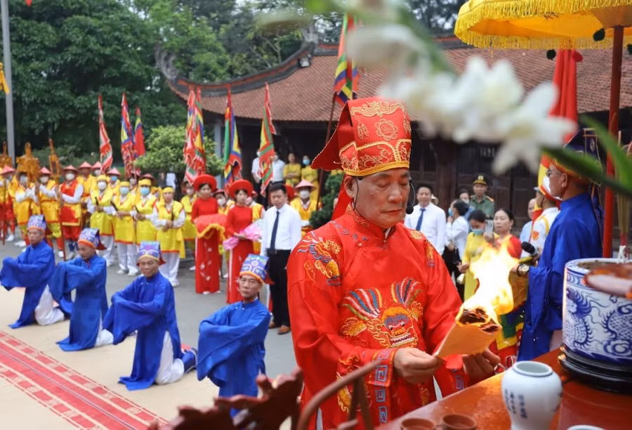 Chủ tế hóa Chúc văn tưởng nhớ công ơn Đức Quốc Tổ Lạc Long Quân.