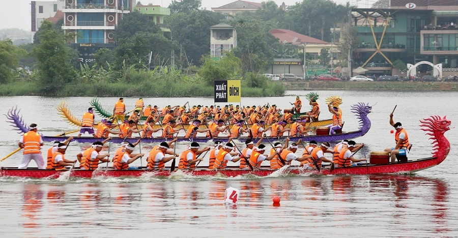 Các đội tranh đua quyết liệt ở hội thi