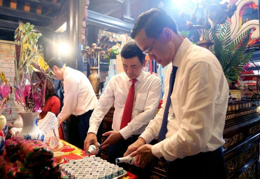 Các đại biểu dâng hoa, lễ vật tri ân công đức Tổ Mẫu Âu Cơ. Các đại biểu dâng hoa, lễ vật tri ân công đức Tổ Mẫu Âu Cơ.