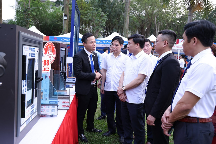 Các đại biểu tham quan gian trưng bày sản phẩm Các đại biểu tham quan gian trưng bày sản phẩm