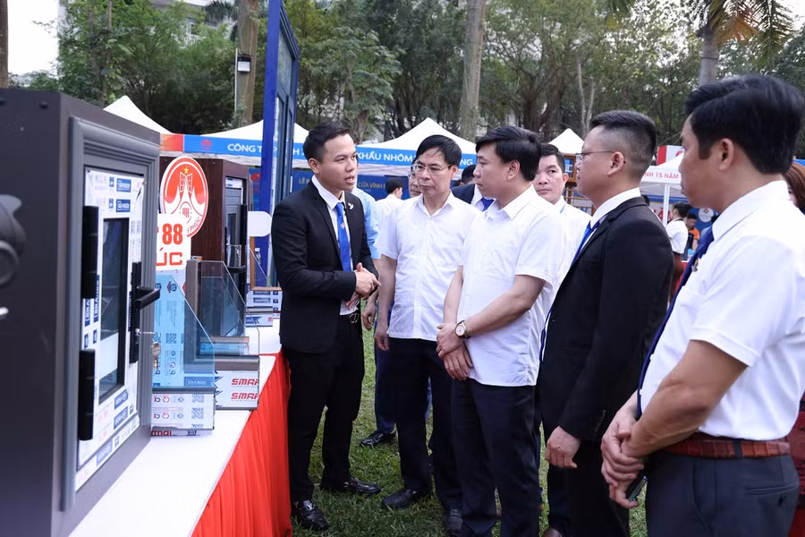 Các đại biểu tham quan gian trưng bày sản phẩm