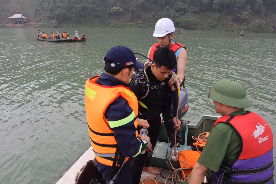 Lực lượng chức năng lặn tìm các nạn nhân mất tích. Ảnh: Công an Hà Giang