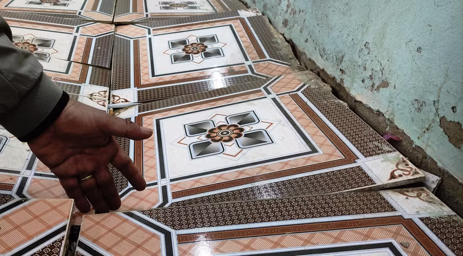 Nền nhà hiệu bộ tụt sâu, nứt toác cả chân tường.