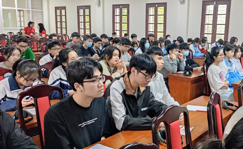 IELTS DAY đã thu hút hàng trăm học sinh các trường THPT ở Thanh Hóa tham gia.