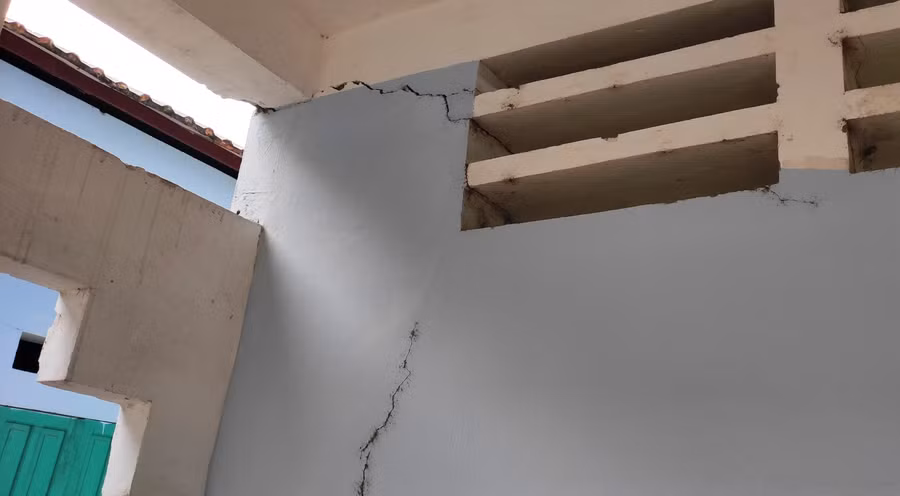 Góc trần dãy phòng học cũng đã nứt toác.