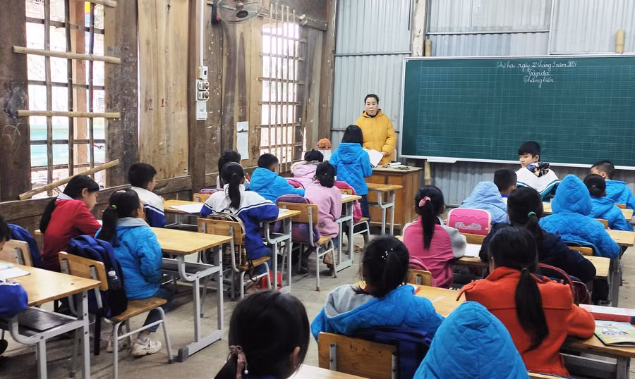 Nhà trường vẫn phải bố trí 1 lớp học tạm vì thiếu phòng học.