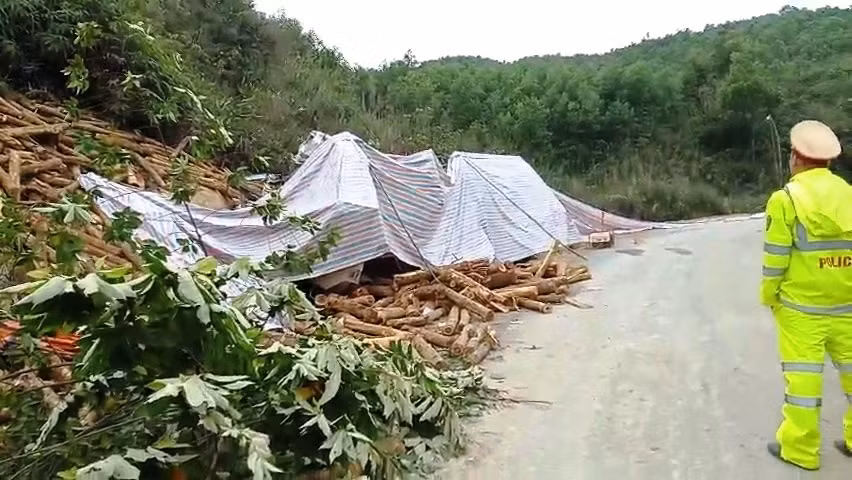 Lực lượng CSGT Công an huyện Lang Chánh (Thanh Hóa) đang bảo vệ hiện trường vụ tai nạn.