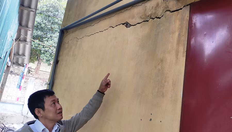 Dãy nhà công vụ của giáo viên cũng không còn an toàn.