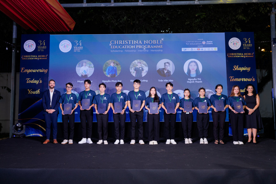 Sinh viên nhận học bổng của CNCF. Ảnh: CNCF