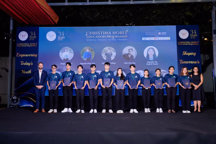 Sinh viên nhận học bổng của CNCF. Ảnh: CNCF