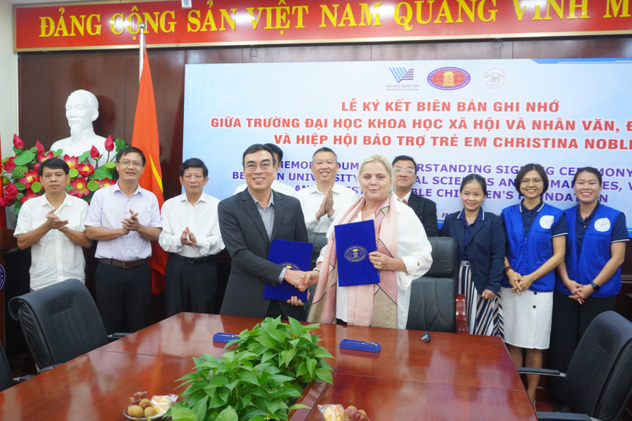 TS Phạm Tấn Hạ, Phó Hiệu trưởng Trường Đại học Khoa học Xã hội và Nhân văn và bà Helenita Noble, Tổng giám đốc CNCF ký kết biên bản ghi nhớ. Ảnh: HCMUSSH