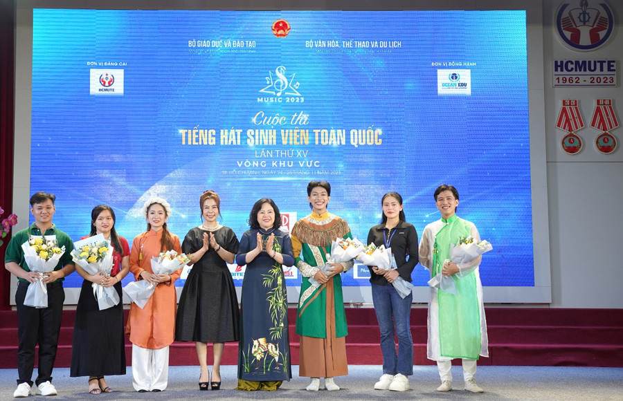 Thứ trưởng Ngô Thị Minh trao giải cho các tiết mục đoạt giải Nhất, Nhì. Ảnh: HCMUTE Thứ trưởng Ngô Thị Minh trao giải cho các tiết mục đoạt giải Nhất, Nhì. Ảnh: HCMUTE