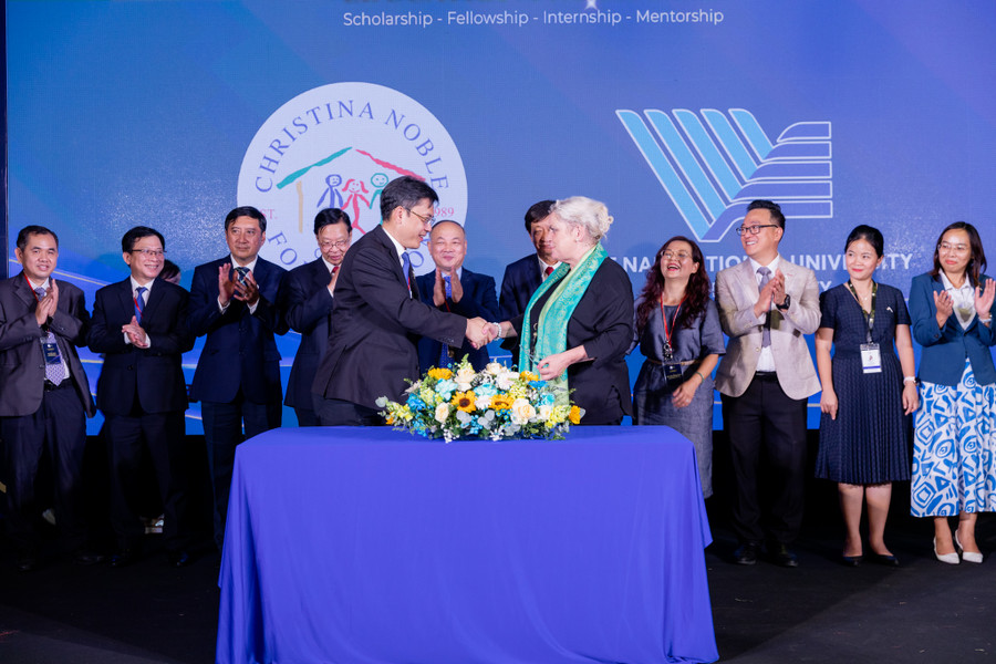 Đại diện Đại học Quốc gia TPHCM và CNCF ký biên bản hợp tác. Ảnh: CNCF